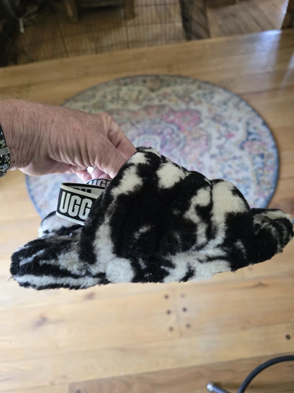 O UGG Kids Black & White Fluff Yeah Zebra Slides with Logo Heel Strap Size 1